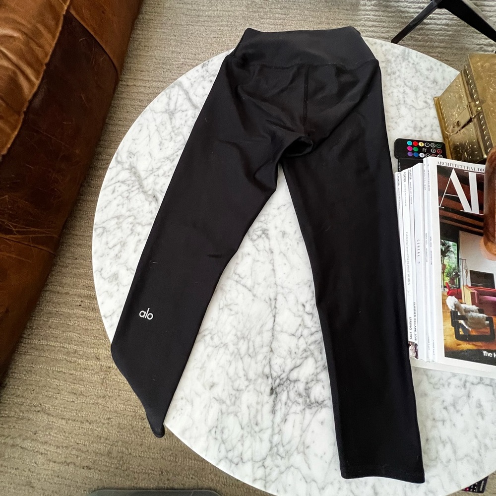 ALO Yoga High Waist Airbrush Capri Black Leggings